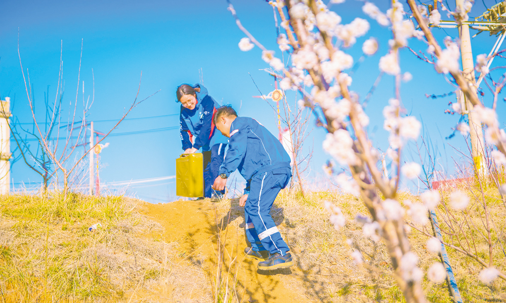 春耕時(shí)節(jié)，中國海油云南昭通景欣加油站員工為附近果農(nóng)送油，打通保障農(nóng)機(jī)用油“最后一公里”。李仁興 攝