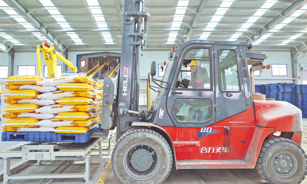 中海化學(xué)華鶴公司作業(yè)人員正在做尿素產(chǎn)品裝車發(fā)運(yùn)前的準(zhǔn)備工作。梁玉欣 攝