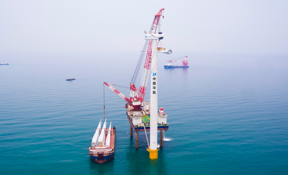項(xiàng)目位于海南省臨高縣西北部海域，規(guī)劃布置60臺(tái)10兆瓦風(fēng)電機(jī)組，總裝機(jī)容量600兆瓦，是中國(guó)華能海南公司投資64億元重點(diǎn)建設(shè)的清潔能源項(xiàng)目。開(kāi)工建設(shè)以來(lái)，項(xiàng)目部克服了復(fù)雜施工海況，精準(zhǔn)搶抓海上作業(yè)窗口期，順利完成了船機(jī)資源調(diào)配、樁基礎(chǔ)制作等關(guān)鍵節(jié)點(diǎn)，按期實(shí)現(xiàn)首臺(tái)風(fēng)電機(jī)組安裝的目標(biāo)，為打贏年底全容量并網(wǎng)投產(chǎn)攻堅(jiān)戰(zhàn)打下了堅(jiān)實(shí)基礎(chǔ)。