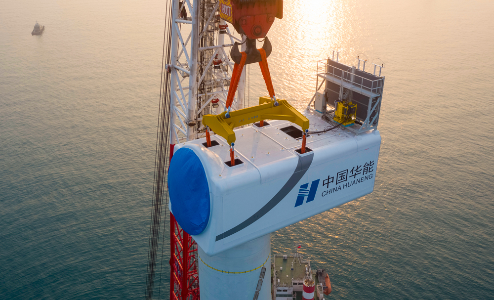 此次安裝的1號(hào)風(fēng)機(jī)為國(guó)產(chǎn)自主研發(fā)的10兆瓦風(fēng)電機(jī)組，風(fēng)輪直徑達(dá)242米，葉片長(zhǎng)達(dá)118米，輪轂高度136.7米，總重量1227噸，掃風(fēng)面積近4.6萬(wàn)平方米。在額定風(fēng)速工況下，單臺(tái)風(fēng)機(jī)葉片每轉(zhuǎn)動(dòng)一周可生產(chǎn)電量約21度，每轉(zhuǎn)動(dòng)1小時(shí)最大生產(chǎn)電量約10000度，可滿足約1400個(gè)普通家庭一天的用電需求。項(xiàng)目建成后年發(fā)電量近18.5億度，相當(dāng)于每年可節(jié)約標(biāo)煤約56萬(wàn)噸，減排二氧化碳約156.8萬(wàn)噸，相當(dāng)于植樹(shù)造林約4500公頃。