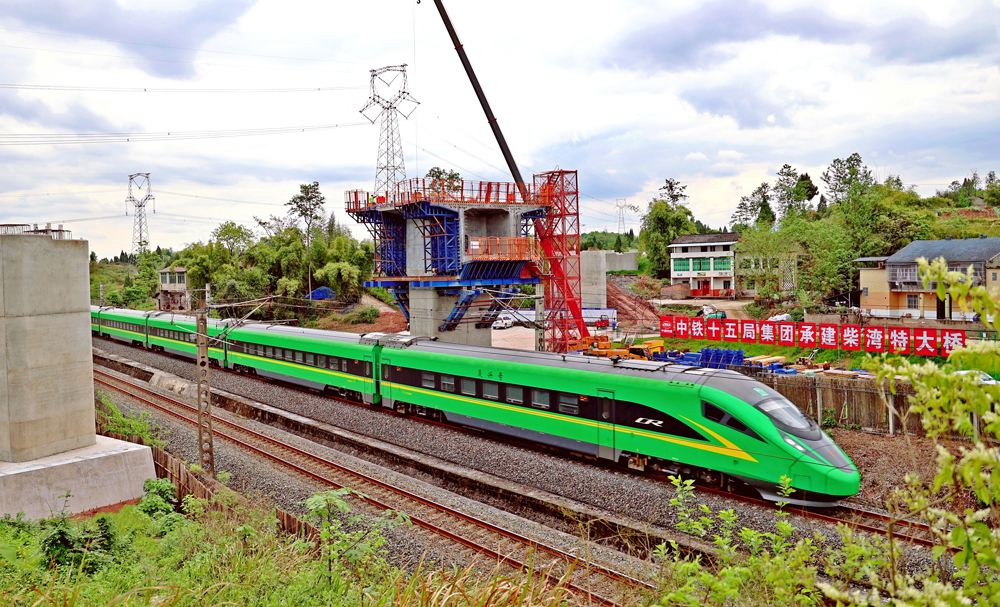 西渝高鐵是國家“十三五”鐵路規劃建設項目、高速鐵路網中京昆通道和包（銀）海通道的重要組成部分。中鐵十五局承建的西渝高鐵康渝段站前九標線路全長31.8千米，主要工程包括：路基32段、橋梁29座、隧道2座。目前橋梁工程已完成樁基2351根，完成比例86%；承臺265個，完成比例75.7%；墩臺219個，完成比例62.6%。計劃年內完成全部橋梁主體工程建設。圖為建設中的柴灣特大橋。