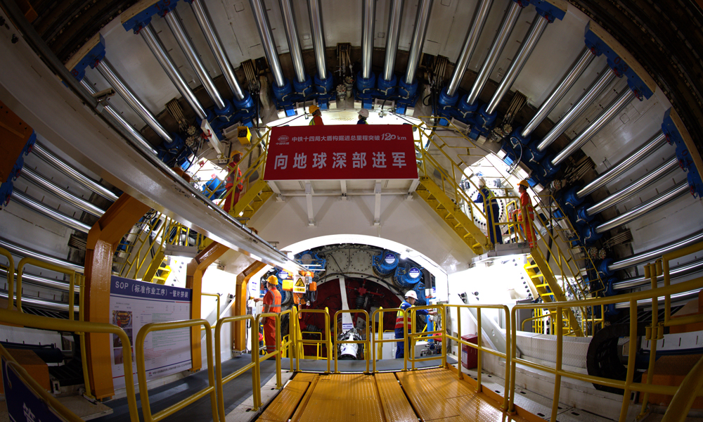 由施工單位與鐵建重工聯(lián)合研制的“甬舟號”和“定海號”兩臺泥水平衡盾構(gòu)機，刀盤開挖直徑14.57米。“甬舟號”掘進(jìn)4940米，“定海號”掘進(jìn)6270米。要穿越海域復(fù)雜多變地質(zhì)，經(jīng)歷28次軟硬地層變換，下穿石油管線、海堤、碼頭和航道等多項風(fēng)險源，海底最大埋深78米，最大水壓8.4巴，相當(dāng)于成人手掌面積上承受接近1噸的重量，硬巖最高強度近200兆帕，施工復(fù)雜程度、難度和風(fēng)險在世界范圍內(nèi)罕見。圖為“甬舟號”盾構(gòu)機內(nèi)景。