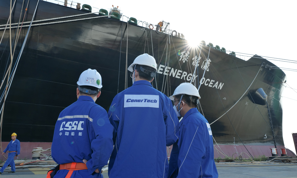 “綠能瀛”號是按照世界最新理念、最優裝備、最佳環保性自主設計、建造的第五代“長恒系列”液化天然氣船首船。交付的“綠能瀛”號液化天然氣運輸船各項技術性能達到世界領先，與上一代相比，船體減重1500多噸，降低了更多油耗，單日航行碳排放可減少10噸以上，每個航次可多裝載800立方米液化天然氣。圖為“綠能瀛”號建造現場作業人員 。