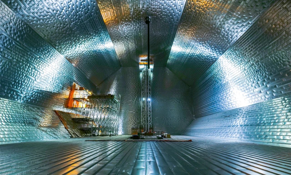 液化天然氣運輸船作為“海上移動浮艙”，是實現LNG貿易靈活性和產業規模化、一體化的重要基礎設施，可確保液化天然氣產業鏈安全可靠、不斷鏈運行。中海油液化天然氣運輸船項目一期將建造6艘17.4萬立方米液化天然氣運輸船，該項目建造船舶全部投產后，每年將從全球各地運回液化天然氣約350萬噸，可供900萬個家庭使用3年。圖為“綠能瀛”號貨艙內部。