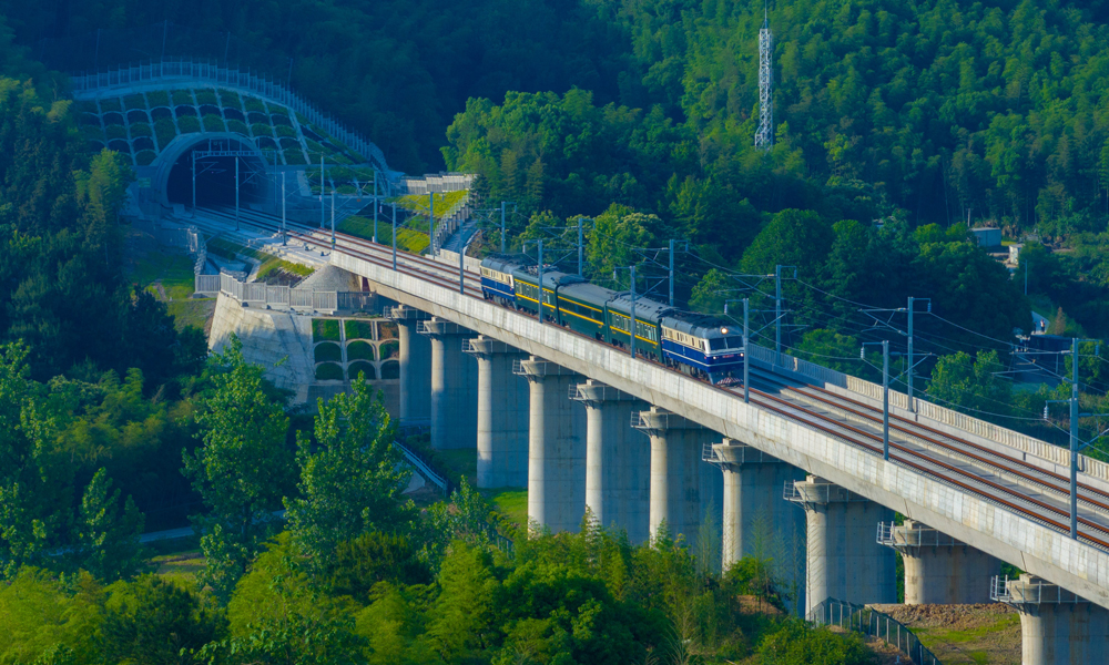 5月18日6時52分，隨著首趟檢測列車從桐廬東站開出，沿著杭溫高鐵駛向溫州北站方向進行軌道、接觸網和電務設備檢測，中國中鐵旗下中鐵電氣化局參建的杭溫高鐵正式進入聯調聯試階段。