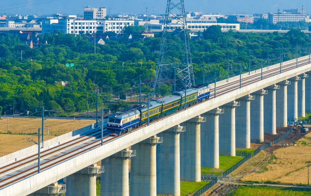 杭溫高鐵全長260公里，設計時速350公里，分兩期建設，一期為義烏至溫州段，于2020年6月全線開工；二期為杭州至義烏段，于2021年9月開工。目前，項目已完成靜態驗收，并于5月14日至16日完成熱滑試驗。