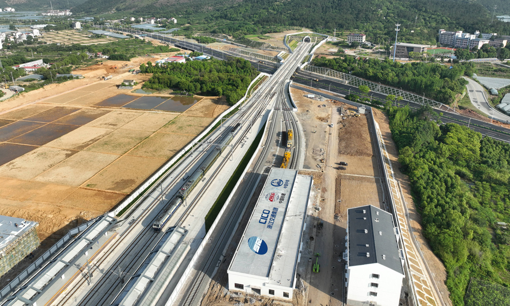 聯調聯試分為動車組逐級提速測試、信號系統測試、全線拉通試驗等階段，將對軌道、路基、橋隧等進行綜合評估及動力試驗，完成線路、供電、通信、信號、客服等系統數據采集驗證，為最終開通運營夯實基礎。