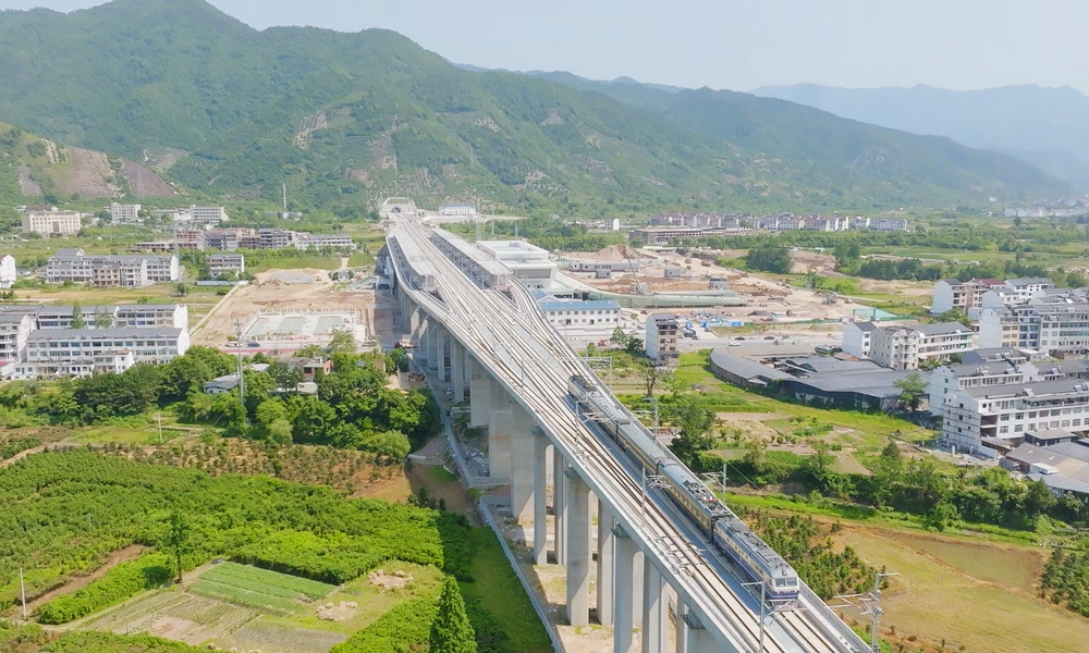 據悉，杭溫高鐵是長三角城際鐵路網的重要組成部分，是浙江省內實現杭州、金華-義烏和溫州三大都市圈1小時到達的最快捷通道。建成運營后，杭州、金華、臺州、溫州等地豐富的旅游資源將串聯成線，仙居、磐安、東陽、浦江等地將正式邁入高鐵時代。