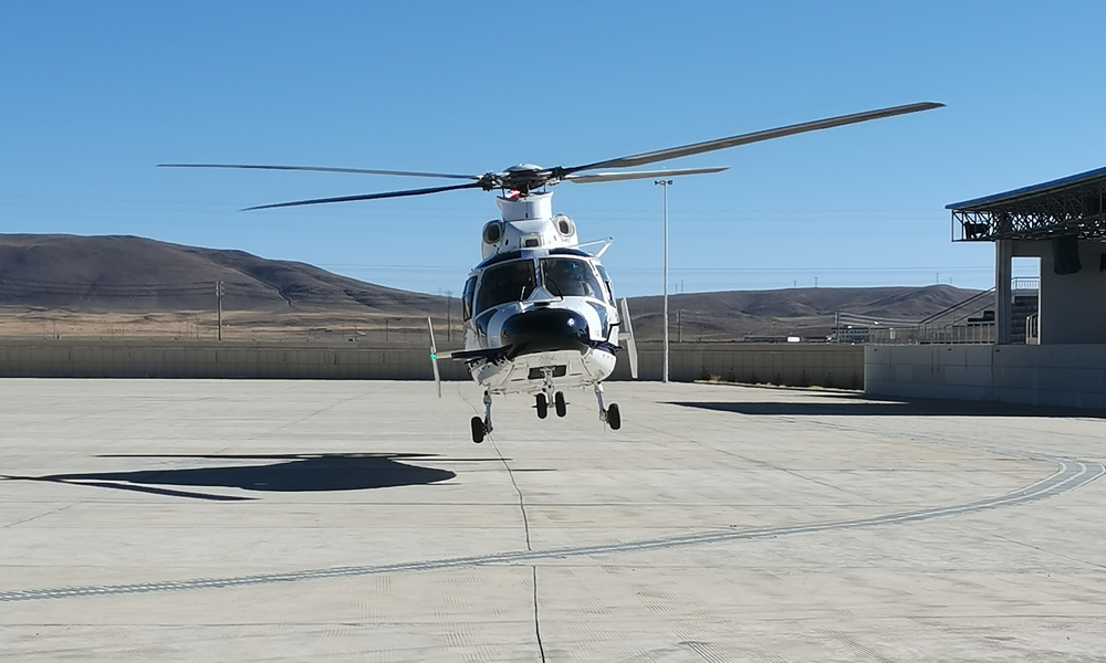 近日，航空工業(yè)研制的“吉祥鳥(niǎo)”AC312E民用直升機(jī)先后在西藏朋康機(jī)場(chǎng)（海拔3600米）、那曲起降點(diǎn)（海拔4500米）完成起降能力驗(yàn)證和高原轉(zhuǎn)場(chǎng)飛行，以及那曲起降點(diǎn)規(guī)定重量的無(wú)地效懸停試飛。