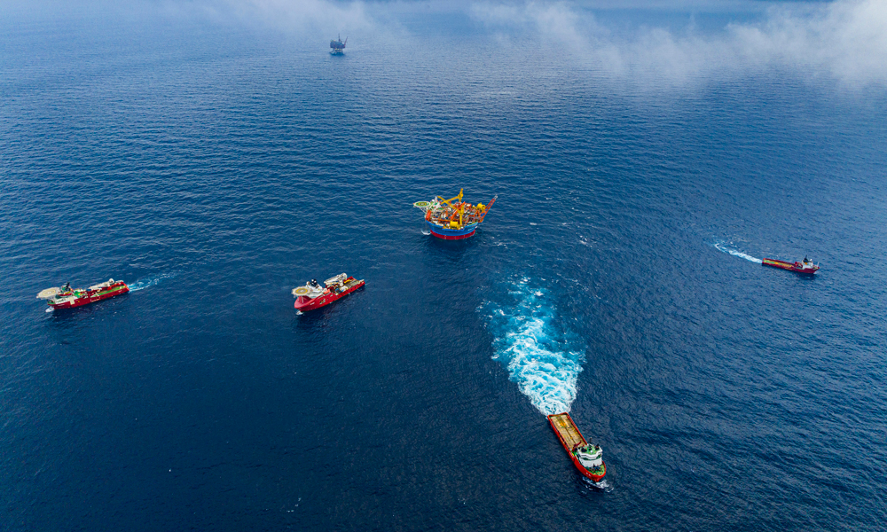 近日，隨著最后一根錨鏈鎖緊固定，亞洲首艘圓筒型浮式生產儲卸油裝置“?？惶枴蓖瓿珊Ｉ习惭b，在珠江口盆地流花油田精準就位，標志著我國深水油氣田浮體設施系泊系統安裝能力獲得新突破，為我國首個深水油田二次開發項目年內投產奠定基礎。圖為“?？惶枴卞^鏈回接作業現場。