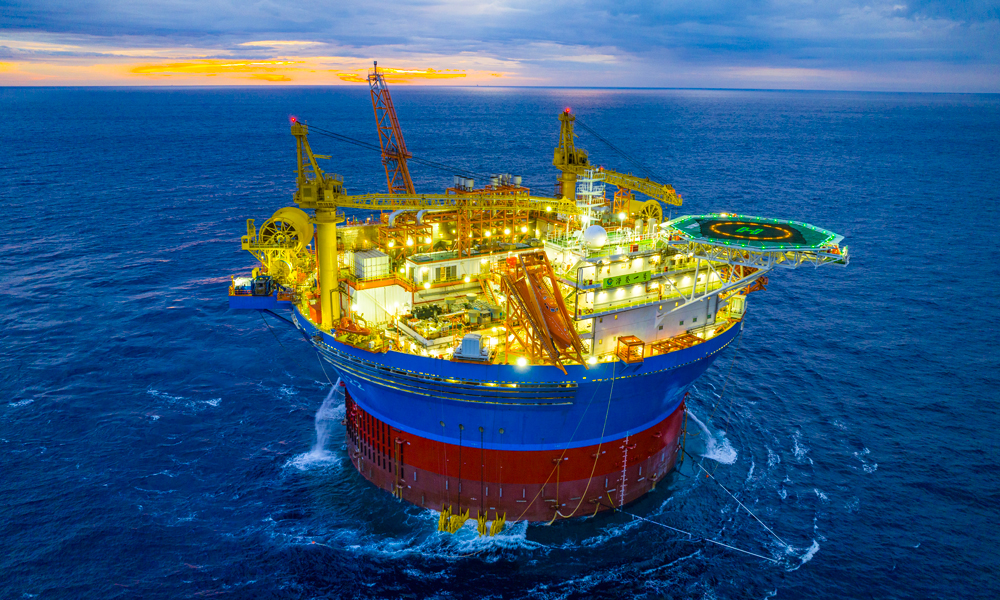 “?？惶枴彼诤Ｓ蚓嗌钲跂|南約240公里，水深320多米，風向多變、內波流頻發?！昂？惶枴笔羌蜕a、存儲、外輸等功能于一體的高端海洋裝備，由近60萬個零部件組成，總重達3.7萬噸，高度接近30層樓，主甲板面積相當于13個標準籃球場，最大儲油量達6萬噸，每天能處理約5600噸原油。圖為“海葵一號”外景。