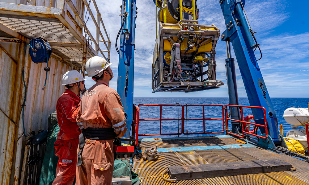 為確?！昂？惶枴痹诖蠛０卜€扎根，項目提前在海底安裝了12套由我國自主設計、建造的深水吸力錨，并通過12條由“錨鏈+中水浮筒+聚酯纜”構成的系泊錨腿進行連接，單根錨腿長2570米，破斷載荷達2300噸，相當于1500輛家用小汽車的重量。這套系泊系統就像安裝在海底的“拴馬樁”，將“?？惶枴崩卫喂潭ㄔ诤Ｃ嫔?。圖為項目團隊下放水下機器人進行錨鏈回接作業。