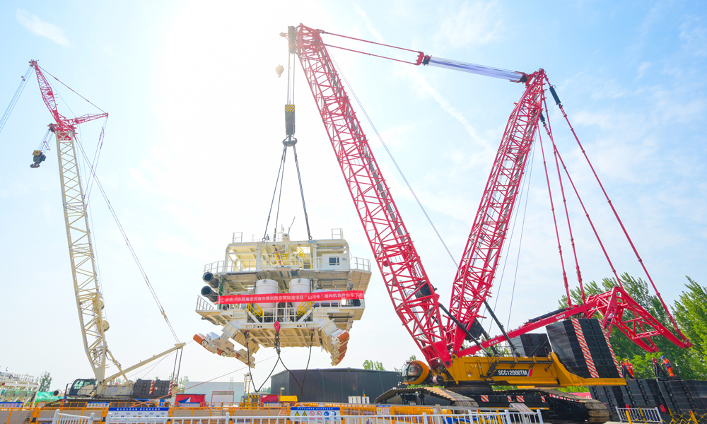 6月11日，由中國鐵建所屬的中鐵十四局承建的濟南市黃崗路穿黃隧道項目“山河號”盾構機首件開始吊裝下井，拉開了全球在建最大直徑泥水盾構機下井組裝的序幕，為盾構機始發掘進重大節點目標的實現奠定了基礎。圖為吊裝作業現場。