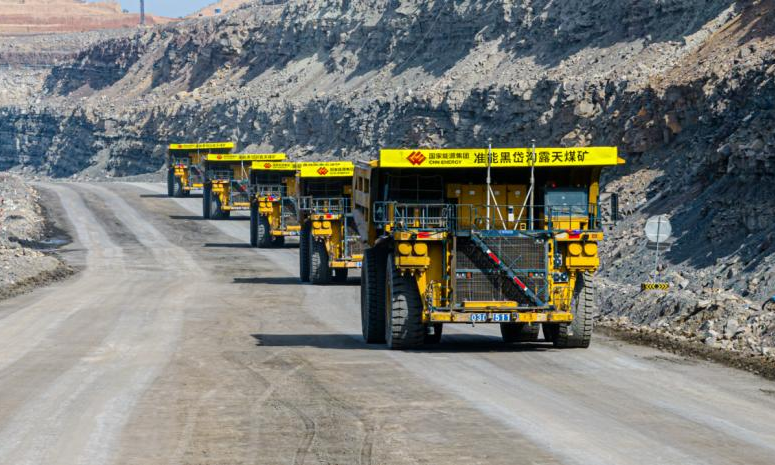 國家能源集團準(zhǔn)能集團黑岱溝露天煤礦位于內(nèi)蒙古準(zhǔn)格爾煤田中部，是我國自行設(shè)計、自行施工的特大型露天煤礦，現(xiàn)核定生產(chǎn)能力3400萬噸/年。多年來，該礦以科技賦能安全生產(chǎn)，在科技保安、打造安全高效智能綠色礦山方面取得優(yōu)異成績。準(zhǔn)能集團黑岱溝露天煤礦作為國家首批智能化示范煤礦，以“減人、增安、提效”為目標(biāo)，采用國內(nèi)自主研發(fā)無人駕駛系統(tǒng)，實現(xiàn)300噸級礦用卡車多編組無人駕駛。圖為無人駕駛卡車正在進(jìn)行多編組運行。包文學(xué) 攝