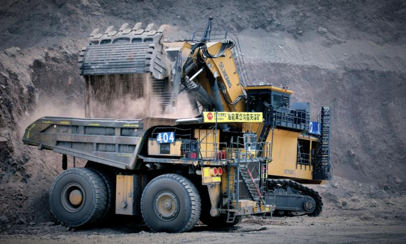 在準(zhǔn)能集團黑岱溝露天煤礦南500米作業(yè)區(qū)內(nèi)，700噸級液壓正鏟挖掘機通過遠(yuǎn)程操控方式協(xié)同配合300噸級礦用無人駕駛卡車作業(yè)。該遠(yuǎn)程操作系統(tǒng)具備環(huán)境感知、自動滅火、斗齒監(jiān)控等功能，通過給液壓正鏟設(shè)備端加裝IMU、攝像頭等傳感器群組，結(jié)合AI、自動控制、故障診斷等技術(shù)，具備盲區(qū)檢測及全景障礙物智能識別等功能，能夠?qū)崿F(xiàn)液壓正鏟最大回轉(zhuǎn)半徑內(nèi)精準(zhǔn)監(jiān)測周邊環(huán)境的功能。崔龍 攝