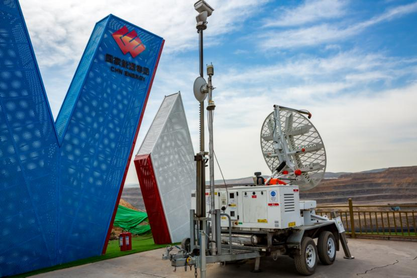 邊坡監(jiān)測雷達(dá)能實時獲取毫米級監(jiān)測數(shù)據(jù)，迅速識別潛在危險區(qū)域，準(zhǔn)確預(yù)測片幫、滑坡發(fā)生時間和范圍，可提前2至48小時發(fā)出預(yù)警，有效保證人員和設(shè)備第一時間撤離。該設(shè)備2009年在準(zhǔn)能集團黑岱溝露天煤礦應(yīng)用以來，預(yù)警精準(zhǔn)率達(dá)100%。黑岱溝露天煤礦構(gòu)建了“設(shè)計+監(jiān)測+應(yīng)急”三重防控機制，運用三維真實孔徑雷達(dá)和北斗邊坡監(jiān)測系統(tǒng)，實現(xiàn)全天候監(jiān)測。圖為邊坡監(jiān)測雷達(dá)在實時監(jiān)測黑岱溝露天煤礦邊坡情況。李瑞榮 攝