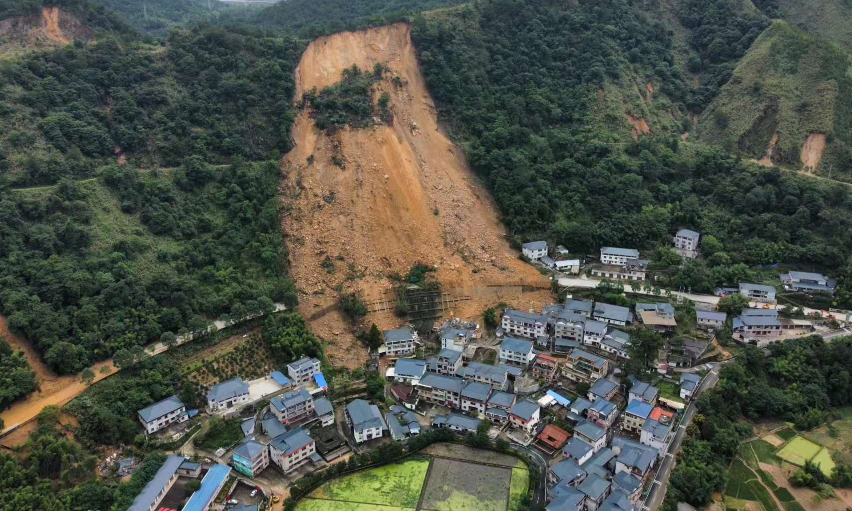 6月16日，福建省龍巖市持續(xù)暴雨，部分地區(qū)防指啟動防暴雨I級應(yīng)急響應(yīng)，多地受災(zāi)嚴重，出現(xiàn)山體滑坡。6月17日晚，中國安能廈門救援基地出動人員27人、14臺（套）救援裝備緊急機動前往福建龍巖搶險。圖為受災(zāi)現(xiàn)場。