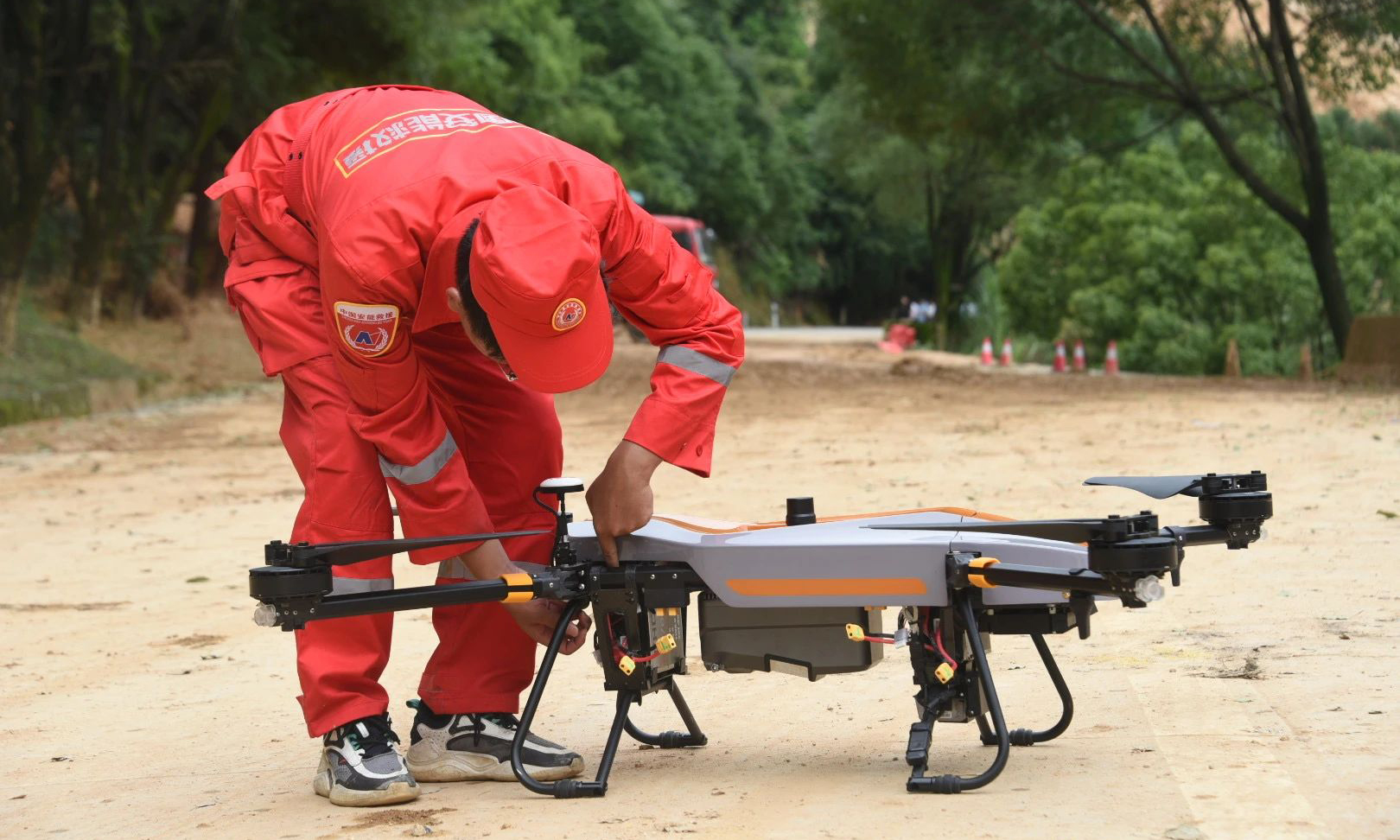 福建省龍巖市上杭縣古田鎮(zhèn)蘇家坡村G319國道北側(cè)發(fā)生山體滑坡，據(jù)當?shù)貍蓽y信息，滑坡體高差約160米，寬約100米，預(yù)計滑坡體體積80000~100000方。滑坡體阻斷G319國道，南側(cè)村莊部分民房受損，村內(nèi)群眾均已轉(zhuǎn)移。圖為中國安能救援力量到達受災(zāi)區(qū)域后，對滑坡體現(xiàn)場進行勘察偵測，協(xié)助當?shù)赜嘘P(guān)部門研究制定滑坡體處置方案。