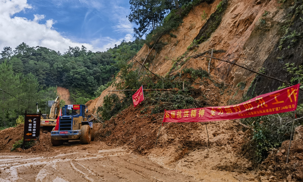 在廣東梅州，中鐵十二局汕梅高速公路改擴(kuò)建TJ4標(biāo)項目建設(shè)者，出動人員20余人，裝載機(jī)、挖掘機(jī)等車輛設(shè)備12臺，歷經(jīng)72小時的連續(xù)搶險，對S334道路3.1公里路面、G205國道1.1公里（1200立方米）路面及S334線長潭段、徐溪大橋段等多條道路完成清理，為救援人員及各類救援物資的運輸提供了通道。