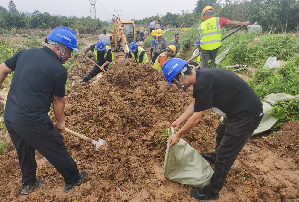 近日，廣西玉林遭遇持續(xù)強(qiáng)降雨，多地發(fā)生滑坡、泥石流等自然災(zāi)害。陸川縣珊羅鎮(zhèn)大山村東城南干渠出現(xiàn)決口，水流湍急，直接威脅到下游百畝桔園的安全。中鐵十八局五公司廣西玉林龍云灌區(qū)項目部組織搶險隊伍攜帶挖掘機(jī)、運輸車、沙袋、鐵鍬等救援物資到場，迅速有序展開搶險救災(zāi)工作。