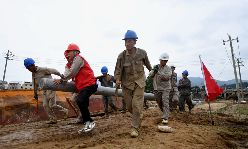 近期，我國南澇北旱特征明顯，國家電網扎實做好防汛抗旱保供電工作。國家電網所屬單位完善工作預案，備足裝備物資，切實保障電網安全穩定運行，滿足人民群眾生產生活用電需求。圖為國家電網福建晉江供電公司工作人員對10千伏稔洪線進行搶修。