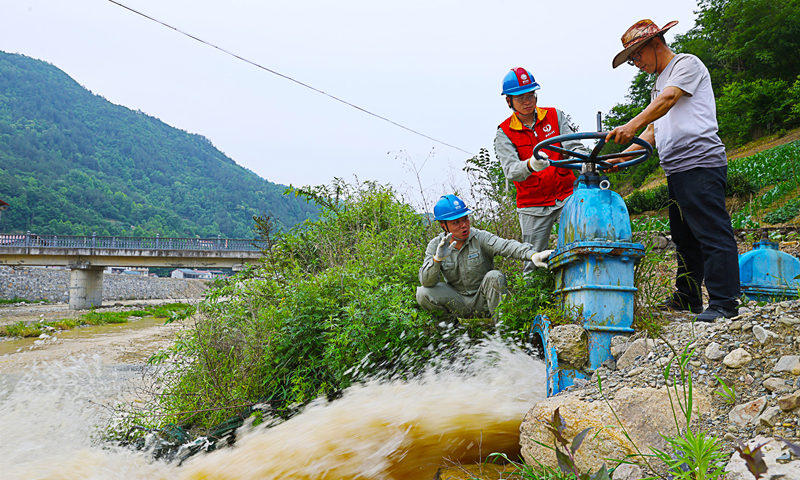 國家電網湖北宜昌供電公司工作人員在長陽土家族自治縣枝柘河為抽水排洪泵排除用電隱患。