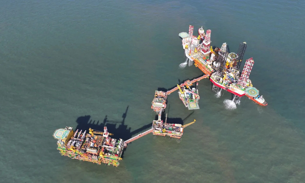 據悉，為進一步挖掘油田潛力，油田人員實施綏中36-1油田二次調整項目，通過新建1座中心處理平臺、2座井口平臺，設計加密部署81口開發井，助力老油田擴能增產。綏中36-1油田二次調整項目是目前我國海上實施的規模最大的二次調整項目，2022年7月開工建設，并于2024年2月順利投產，截至目前已累計貢獻原油產量超20萬噸，預計全年可釋放產能100萬噸，為老油田實現穩產增產積累了寶貴經驗。