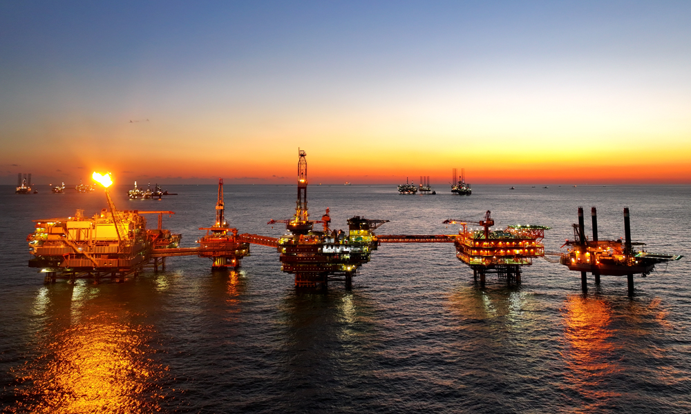 綏中36-1油田位于渤海灣北部，于1993年投產，高峰年產原油超500萬噸，累計探明石油地質儲量超3億噸，目前擁有24座海上平臺、545口油水井，日產原油超8900噸，是我國第一大原油生產基地渤海油田的主力油田。