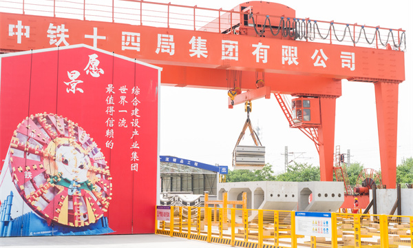 京唐城際鐵路是服務于環渤海及京津冀地區的一條重要城際高速鐵路，線路起自北京城市副中心綜合交通樞紐站，終至河北省唐山市既有唐山站，線路全長約148.7公里，設計最高時速350公里。其中，京唐城際鐵路燕郊至唐山段已于2022年12月30日開通運營；二期工程北京副中心段目前正在加速推進。圖為隧道管片吊運現場。