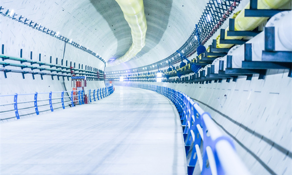 京唐城際鐵路運潮減河隧道長1.3公里，國產超大泥水平衡盾構機“京通號”開挖直徑達13.3米，是目前北京地區直徑最大的高鐵盾構隧道。施工中，“京通號”盾構機穿越高密實的中砂地層，掘進線路北側鄰近既有京哈鐵路線，最近水平距離僅為19米，京哈鐵路線平均每5至15分鐘就有一輛列車經過，施工難度和技術要求極高。圖為成型后的隧道內景。