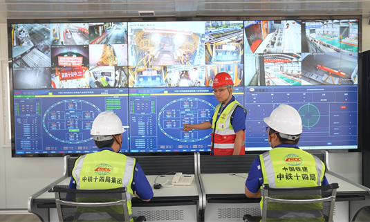 未來，待京唐城際鐵路北京副中心段完工后，從唐山站可直達北京城市副中心站，對貫徹落實京津冀協同發展戰略、提升區域整體經濟競爭力、完善國家干線高速客運網絡布局具有重要意義。圖為項目數字化智慧指揮中心。