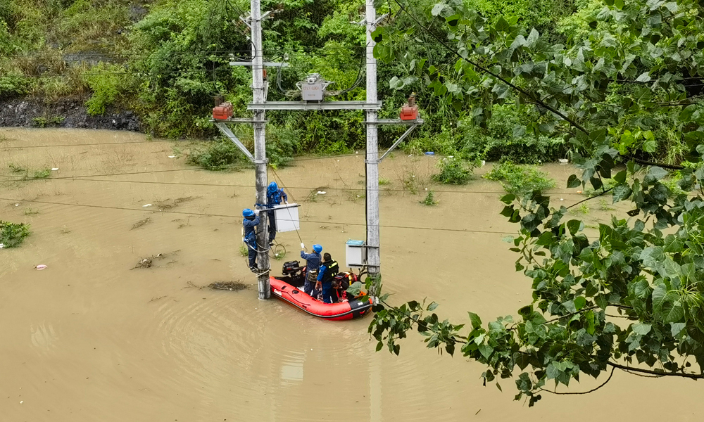 近期，粵桂黔部分地區持續出現強降雨，廣東梅州、廣西桂林等地受災嚴重。南方電網迅速啟動應急響應，累計出動人員2.1萬人次，搶修車輛7100多輛次，應急發電車109輛，應急發電機479臺開展搶修復電保供電工作，全力以赴確保電網安全穩定運行，切實保障群眾生產生活用電需求。圖為南方電網貴州遵義市郊供電局高坪供電所工作人員對隱患處聯絡開關進行斷電及抬高供電設備處理。