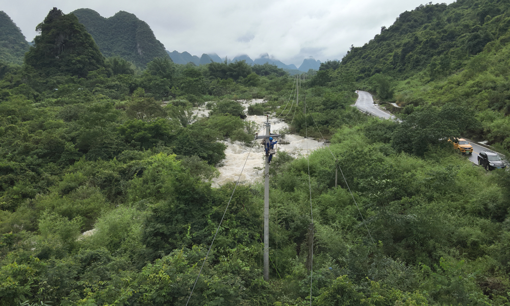 近日，南方電網廣西桂林永福供電局搶修隊伍對受損線路進行搶修。
