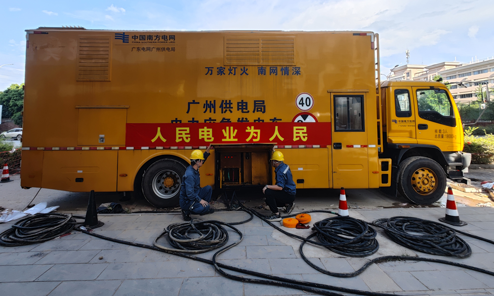 6月23日，南方電網廣東廣州供電局抗災復電搶修隊在桂林市漓江郡府小區將應急發電車接入箱式變壓器，供小區應急用電。