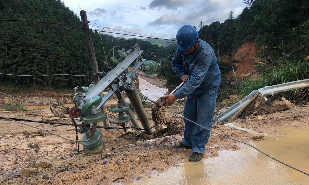 6月20日，南方電網廣東梅州大埔供電局抗災搶修支援隊進入受災嚴重的平遠縣泗水鎮全面鋪開電力搶修施工。