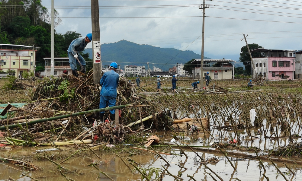 6月18日，南方電網廣東梅州梅縣供電局投入200余名搶修人員對松源、白渡等遭受水浸的六個鄉鎮開展全面復電搶修。
