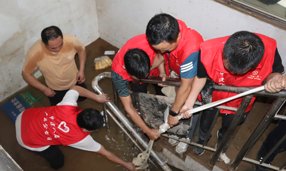 中建八局南方公司青年救災突擊隊出動人員和設備奔赴桂林市永福縣堡里鎮，對當地主要村道邊坡塌方險情、多處因暴雨沖刷造成的河道淤積堵塞以及山體滑坡等險情，進行疏通、清淤、清理、修復等工作，經過近5天的排堵保暢搶險，已解決當地村民出行難題。中建八局南方公司廣西分公司在桂林組織專業排澇志愿者34 人，調集17臺設備、600 米水帶及相關配套材料趕往疊彩區，在碧水嘉園小區、漓江華府和臨江苑小區進行排澇工作，在寧遠小學進行清淤工作。圖為中建八局青年救災突擊隊在桂林市居民小區抽排地下車庫積水。