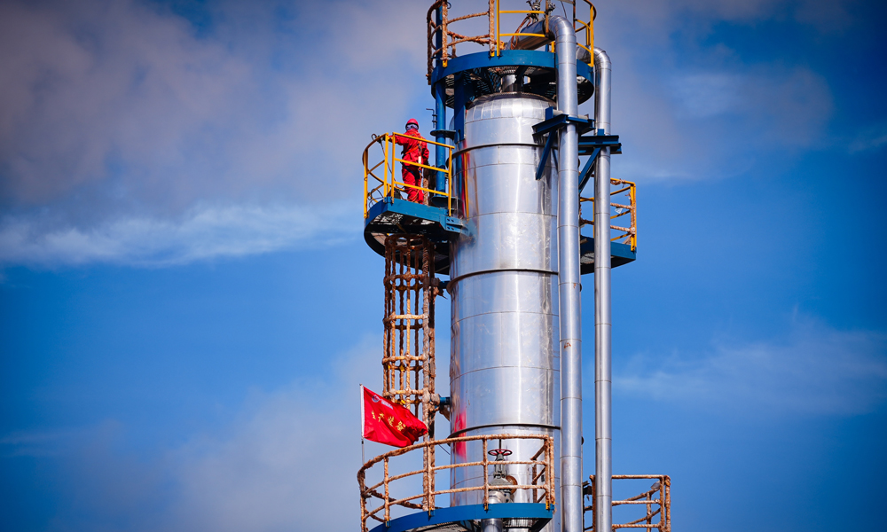 中國海油創(chuàng)新舉措，從投產(chǎn)前的開發(fā)設(shè)計、工程建設(shè)，到投產(chǎn)后的日常運維，全程全面落實綠色低碳理念，為我國能源行業(yè)綠色低碳轉(zhuǎn)型提供示范。圖為烏石23-5油田群平臺作業(yè)人員在高處作業(yè)。