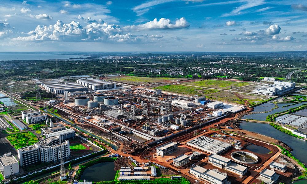 歷經(jīng)40余年勘探、8年方案設(shè)計、1年多工程建設(shè)，烏石23-5油田的豐收讓海油人的“烏石夢”一朝成真，為我國能源綠色低碳發(fā)展再添堅實助力。圖為烏石23-5油田群終端全景。