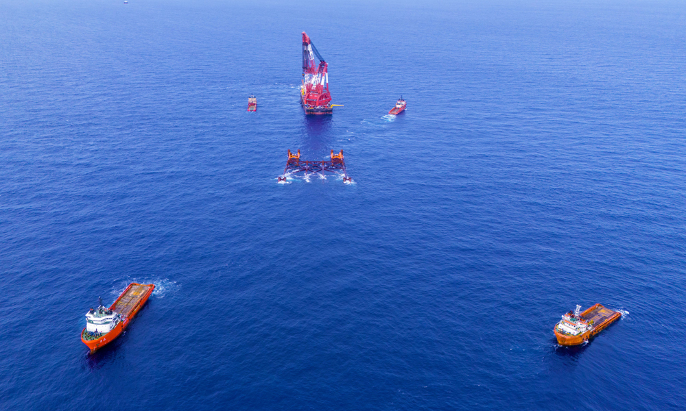 西江30-2B平臺導管架成功打破了國外技術壟斷，實現了導管架隔器、夾樁器、注水放空系統、灌漿系統、吸能器在內的全套設備的國產化，對保障國家能源安全、提升海洋資源開發能力具有重要意義。圖為西江30-2B鉆采平臺導管架海上安裝現場。