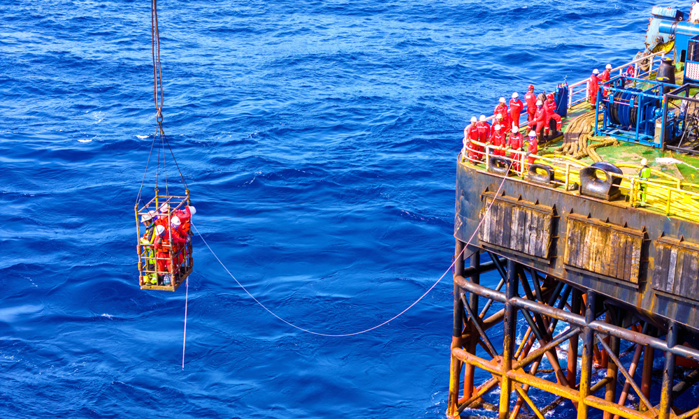 據介紹，西江30-2B平臺導管架為8腿12裙樁固定式平臺導管架，共設有5個水平層，工作水深約98米，導管架高達111米，通過12根139米長的鋼樁牢牢固定在海底，總重量約11500噸。圖為西江30-2B鉆采平臺導管架海上安裝現場。