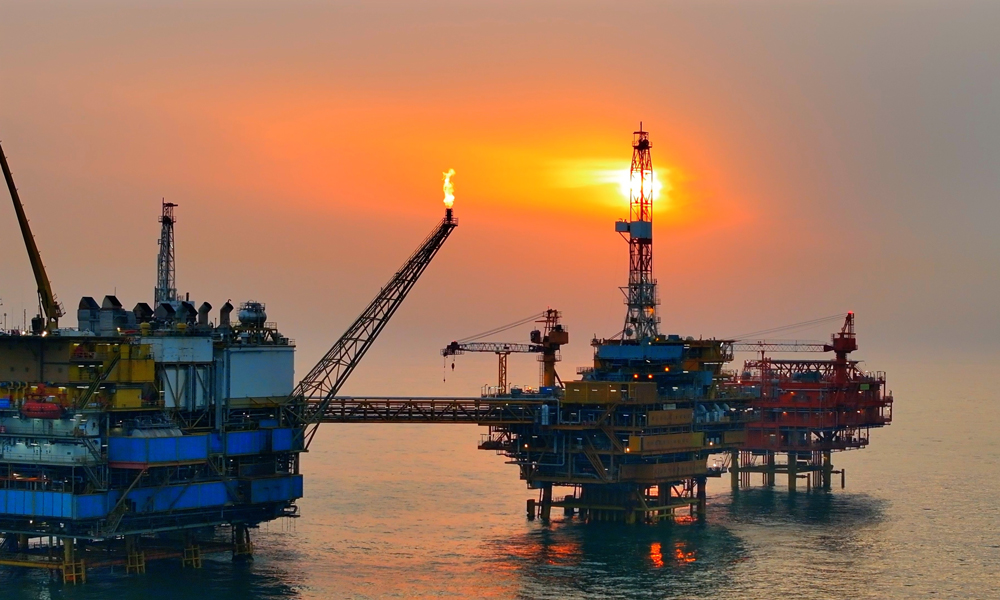 當前，正值夏季炎熱天氣，海上平臺施工繁忙。綏中36-1油田CEP平臺多措并舉保供電：優化電網結構，通過升級老舊的電網設施，提高電網傳輸能力和可靠性；進行需求側管理，通過需求響應，在電網負荷高峰時段減少用電，或在負荷低谷時段增加用電，實現“削峰填谷”；此外，還開展節能技術應用，利用智能電網技術實現電網的實時監控和優化控制，提高電網運行效率，確保實現高質量迎峰度夏。