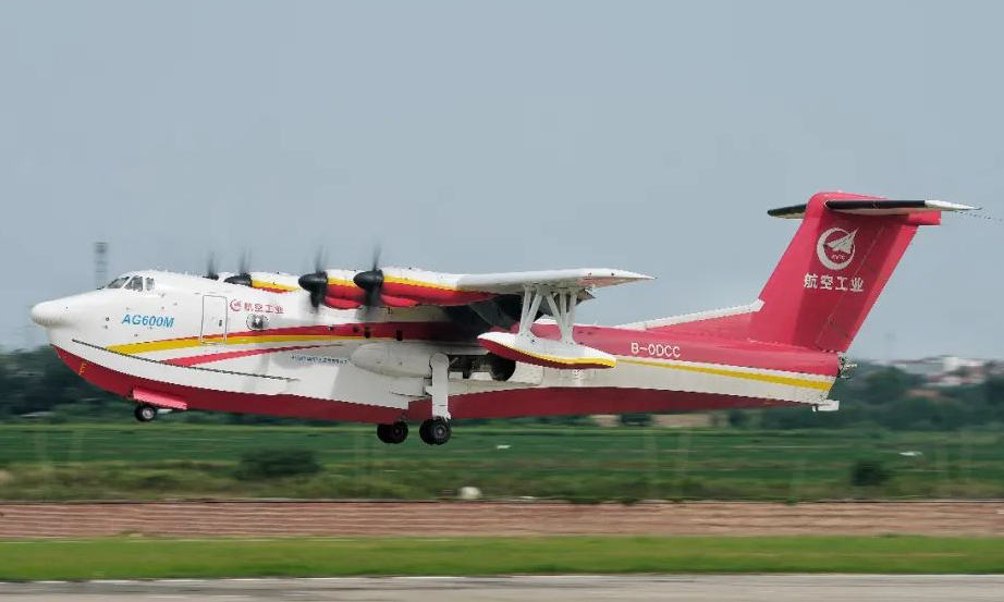 液壓系統(tǒng)高溫高濕試飛的目的，是驗證飛機在高溫高濕嚴酷環(huán)境條件下的系統(tǒng)功能和性能，從而表明對規(guī)章相關條款的符合性。液壓系統(tǒng)高溫高濕試飛，是AG600型號合格審定試飛項目中一個重要的科目，因其對環(huán)境要求的特殊性，通常選擇夏季氣溫較高而且具有較高濕度要求的機場進行，窗口期較短，一般為異地試飛，對飛行試驗的組織而言極具挑戰(zhàn)性。目前，飛機轉場已返回陜西蒲城民機試飛基地開展后續(xù)相關試驗。