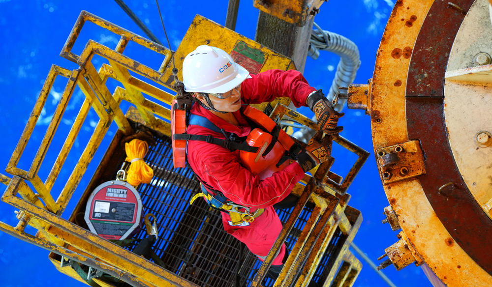 工作人員對防噴器設備進行檢查保養。李建祿 攝