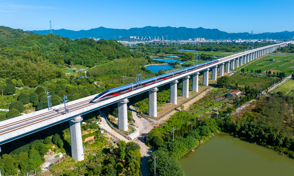 近日，首趟試運行列車G55701次從桐廬東站開出，沿著新建杭州至溫州高速鐵路（以下簡稱杭溫高鐵）駛向溫州北站方向進行列車運行圖參數測試，標志著中國鐵建所屬鐵四院設計，中鐵十一局、中鐵十二局、中鐵二十二局、中鐵二十四局、中鐵建設共同參與建設的杭溫高鐵建設進入試運行階段，全線開通運營進入倒計時。圖為試運行列車行駛在杭溫高鐵上。