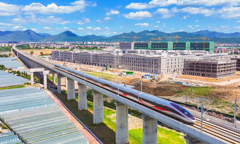 杭溫高鐵新建正線長度約260公里，設計時速350公里，全線設9個車站，工程分兩期建設，一期為義烏至溫州段，于2020年6月全線開工建設；二期為杭州至義烏段，于2021年9月全線開工建設。圖為列車通過杭溫高鐵浦江特大橋。