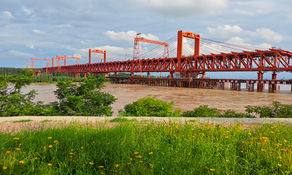主橋鋼梁共分三次合龍。為提高鋼梁合龍精度，項(xiàng)目團(tuán)隊(duì)與有關(guān)科研院所充分研究，提前制定合龍專項(xiàng)方案。從6月初開始，現(xiàn)場(chǎng)配置高精度激光測(cè)距儀，密集采集合龍數(shù)據(jù)，高頻觀測(cè)鋼梁合龍口兩側(cè)線形，并在臨時(shí)墩頂增設(shè)千斤頂，調(diào)節(jié)鋼梁線形。7月25日以來，項(xiàng)目部全天候密切關(guān)注天氣溫度變化，做好各項(xiàng)準(zhǔn)備工作，等待最佳合龍溫度。