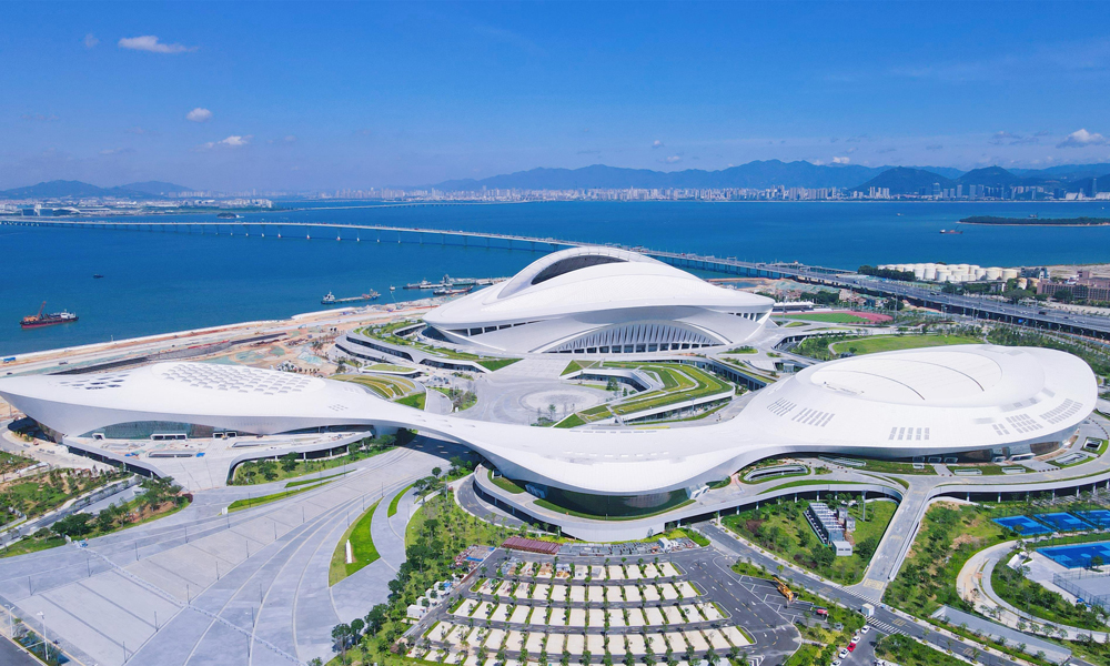 近日，由中國建筑旗下中建四局、中建八局承建的廈門新體育中心全面交付。項目包含白鷺體育場、鳳凰體育館與白海豚游泳館，將完善福建省體育場地設施成為拓寬全民健身的新載體，有力推動廈門市競技體育、群眾體育及體育產業協調發展。