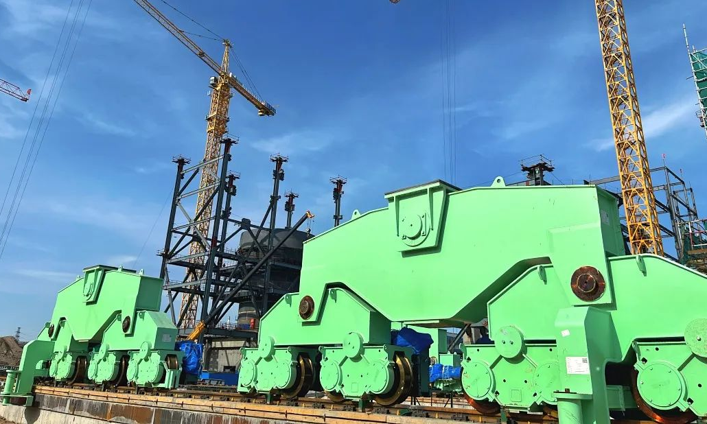 近期，隨著關鍵設備SCP（Stamping-Charging-Pushing，即搗固-裝煤-推焦）機安裝，國家能源集團煤焦化公司西來峰360萬噸/年搗固焦項目建設進入新的階段。郎宇飛 攝