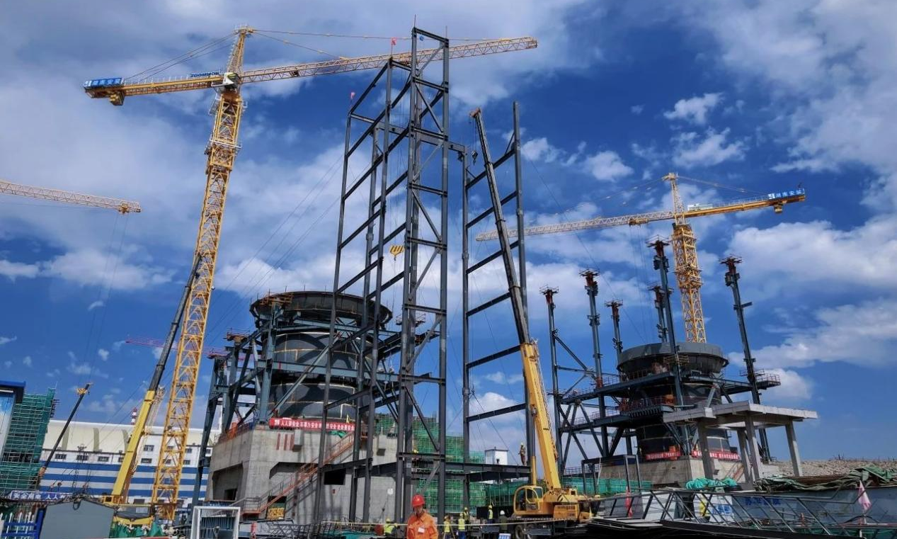 作為國家能源集團推動傳統煤化工產業向“高端化、智能化、綠色化”轉型的重點項目，西來峰360萬噸/年搗固焦項目采用國際先進的煉焦技術和智能制造技術，項目建成后將實現工廠遠程控制、現場無人操作，達到“見不到煤、摸不到灰、聞不到味”的目標。郎宇飛 攝